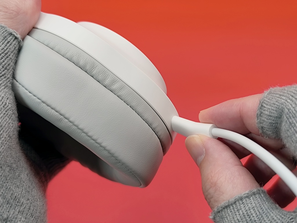 QCY Heroad V200 ゲーミングヘッドセット!向きをあわせて挿せば完了