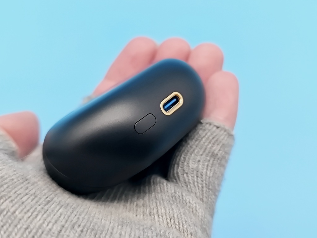 SOUNDPEATS Air5 Pro+ 完全ワイヤレスイヤホン：充電ケースには、端子とボタンがある