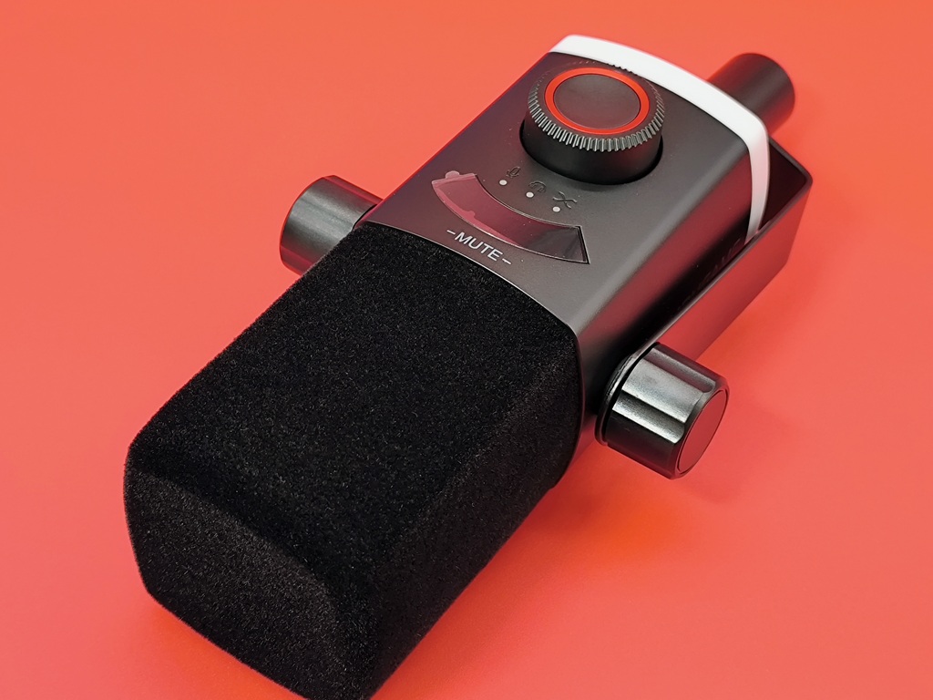 FIFINE AM8PROT RGBマイクアーム付きのダイナミックマイク:マイク本体は主に樹脂系素材で500g以内