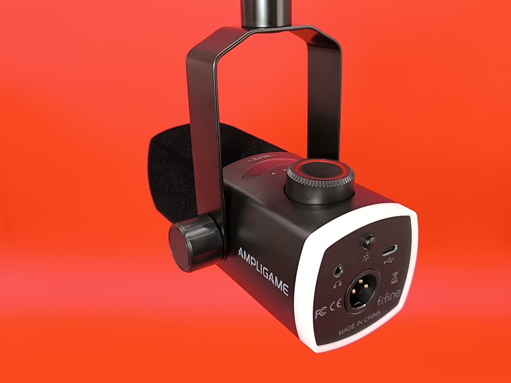 FIFINE AM8PROT RGBマイクアーム付きのダイナミックマイク全体の雰囲気はこんな感じ