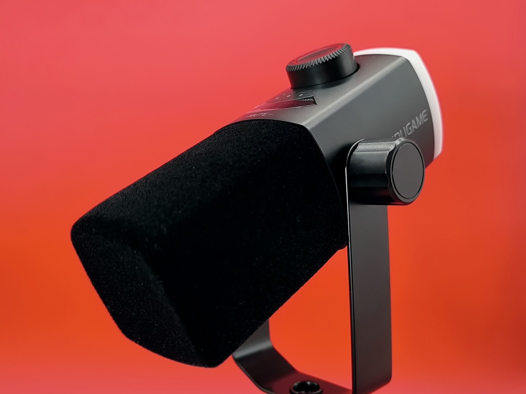 FIFINE AM8PROT RGBマイクアーム付きのダイナミックマイク:好みの位置で固定が可能