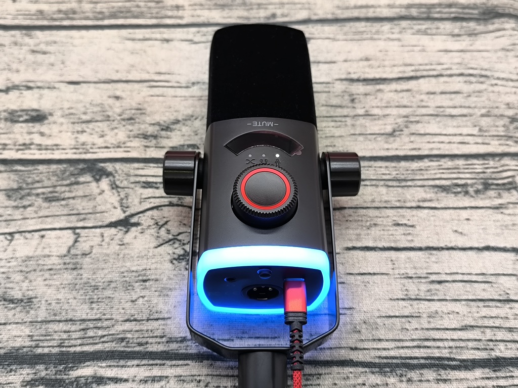 FIFINE AM8PROT RGBマイクアーム付きのダイナミックマイク:ノートPCと接続