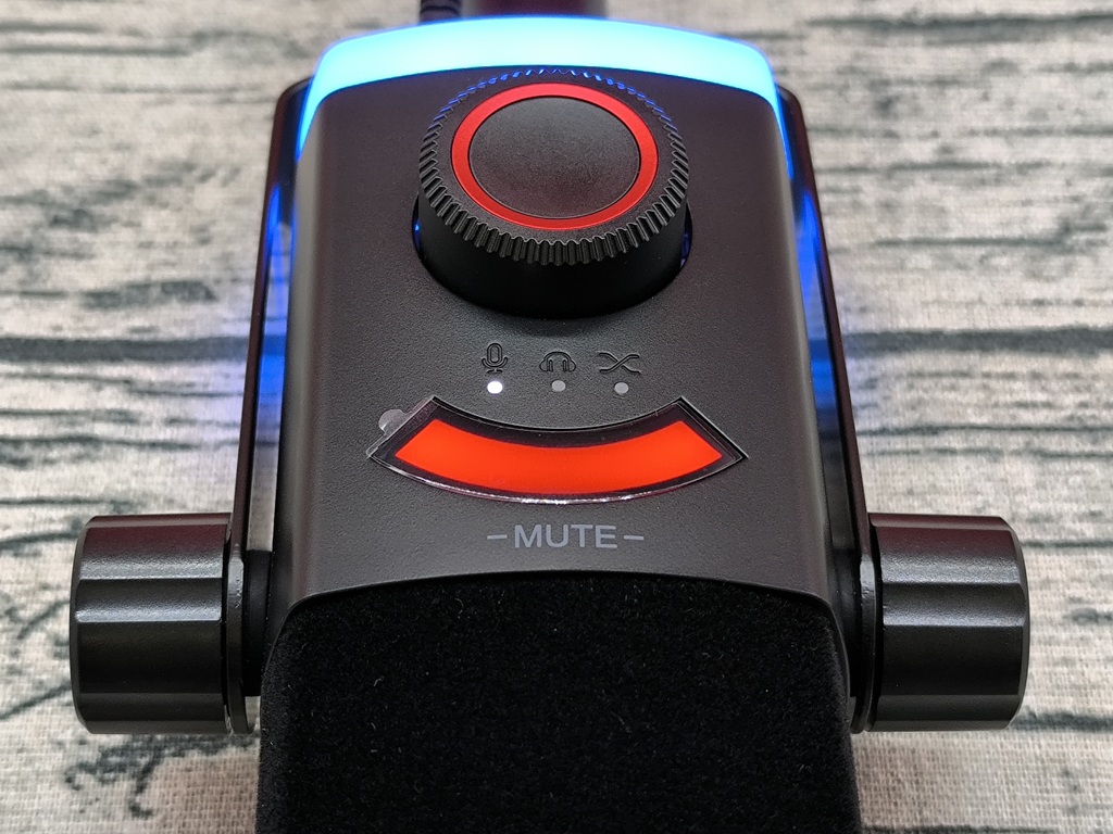 FIFINE AM8PROT RGBマイクアーム付きのダイナミックマイク:ミュート機能がタッチ式