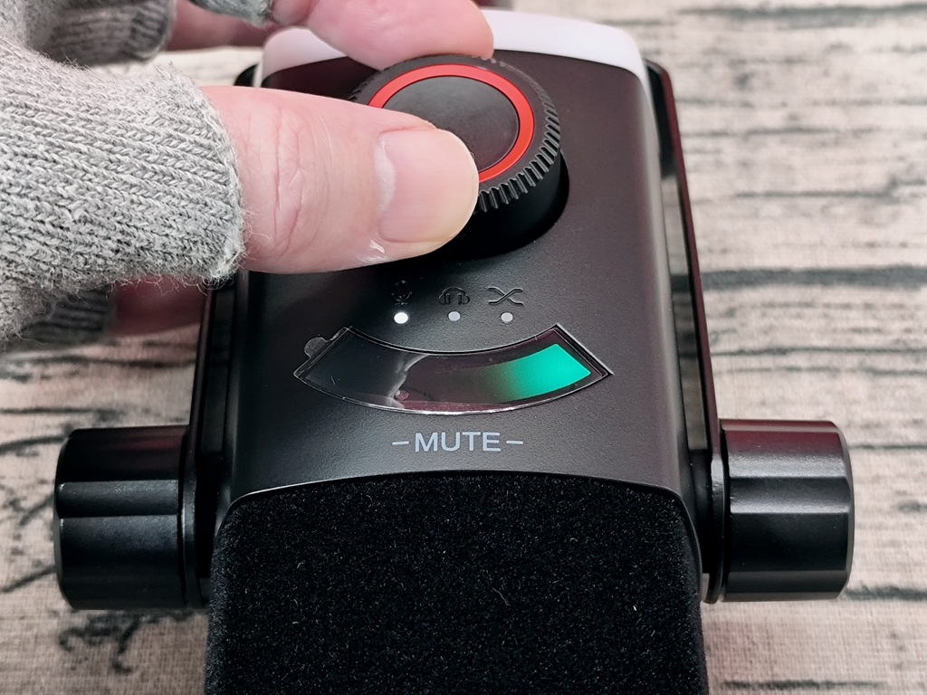 FIFINE AM8PROT RGBマイクアーム付きのダイナミックマイク:3-in-1ノブを使ってみる