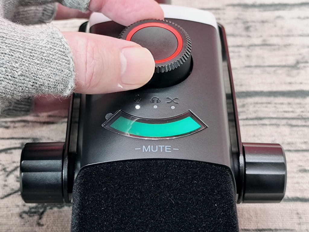 FIFINE AM8PROT RGBマイクアーム付きのダイナミックマイク:緑色は、マイクゲイン調整!