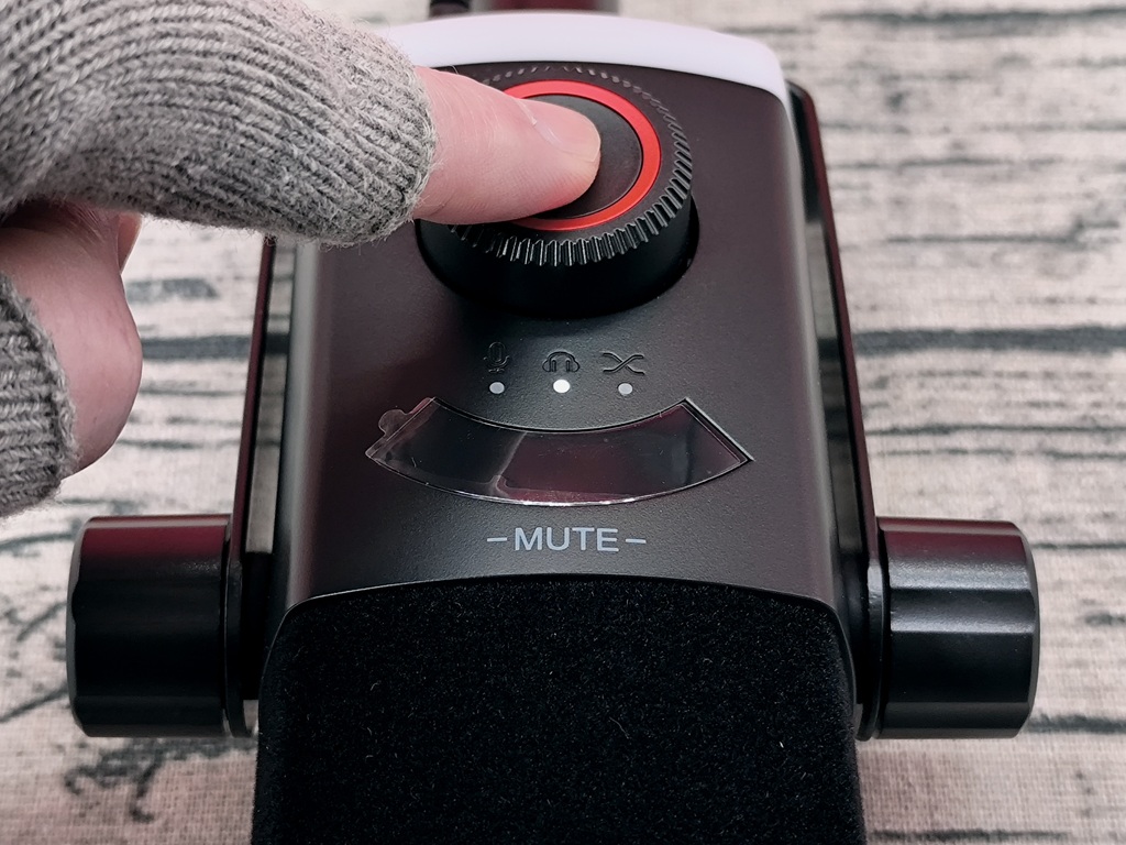 FIFINE AM8PROT RGBマイクアーム付きのダイナミックマイク:機能切り替えは押すだけでOK