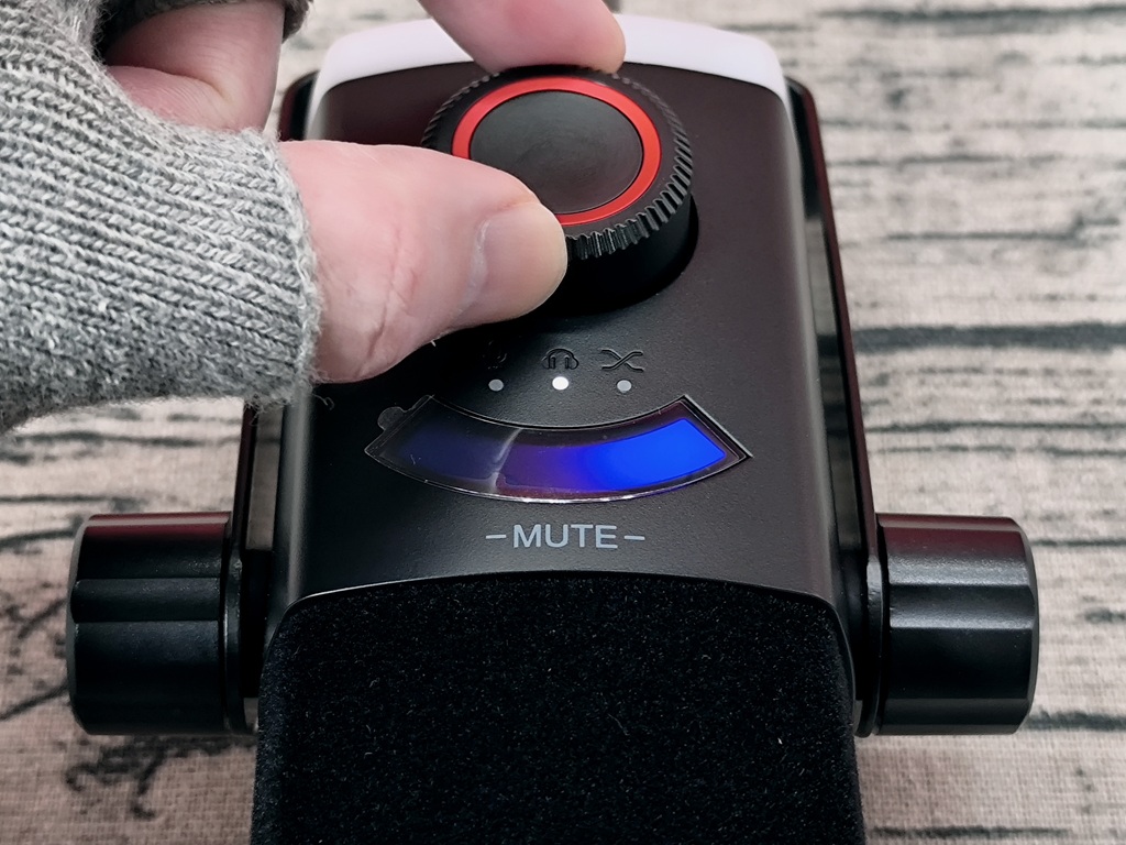 FIFINE AM8PROT RGBマイクアーム付きのダイナミックマイク:青色は、ヘッドホン音量調整!