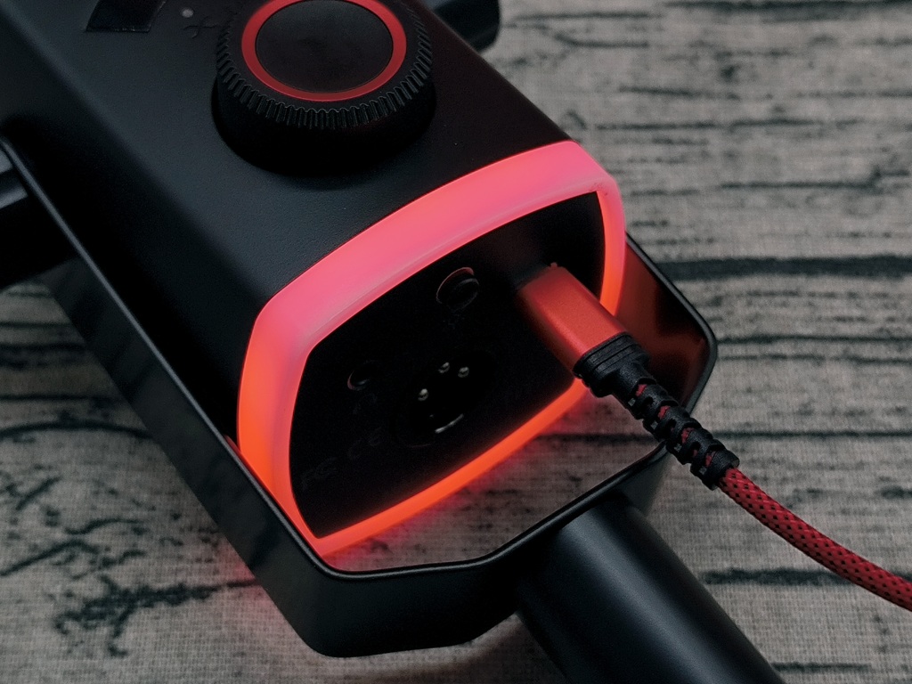 FIFINE AM8PROT RGBマイクアーム付きのダイナミックマイク:本体のRGBボタンでカラーを変えることができる