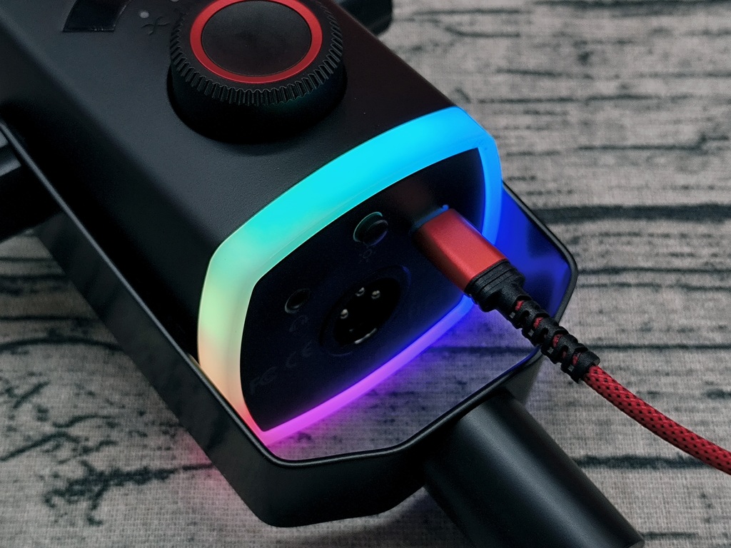 FIFINE AM8PROT RGBマイクアーム付きのダイナミックマイク:こちらの機能はUSB接続時に利用できる