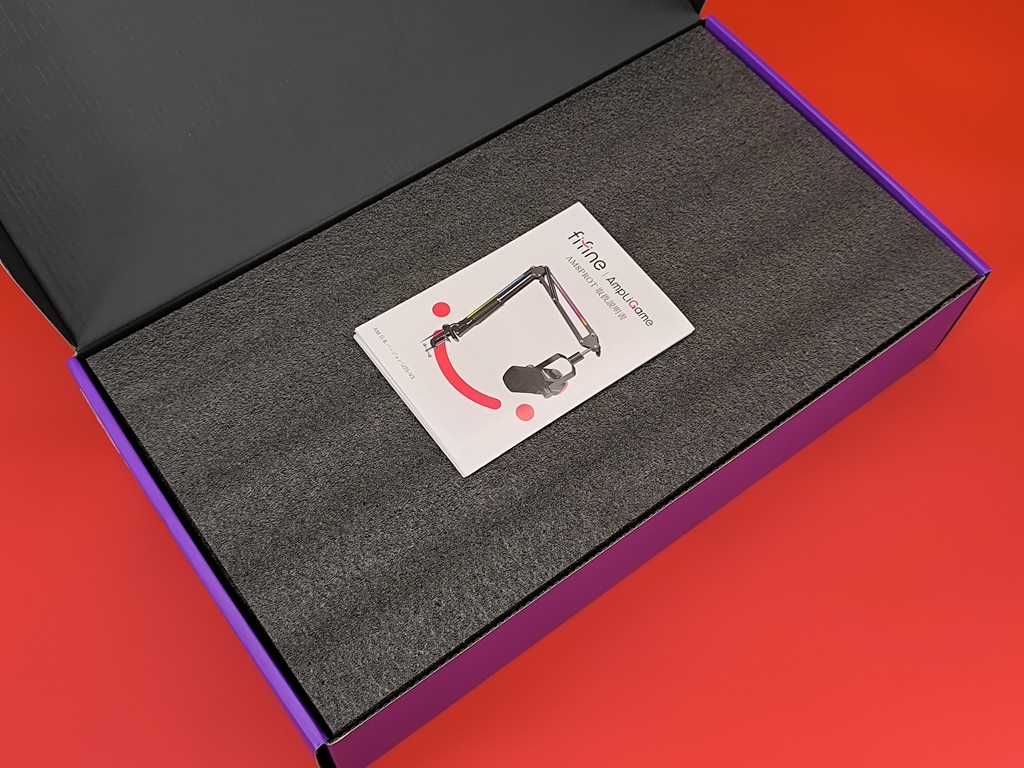 FIFINE AM8PROT RGBマイクアーム付きのダイナミックマイク:箱を開けると取説のお出迎え