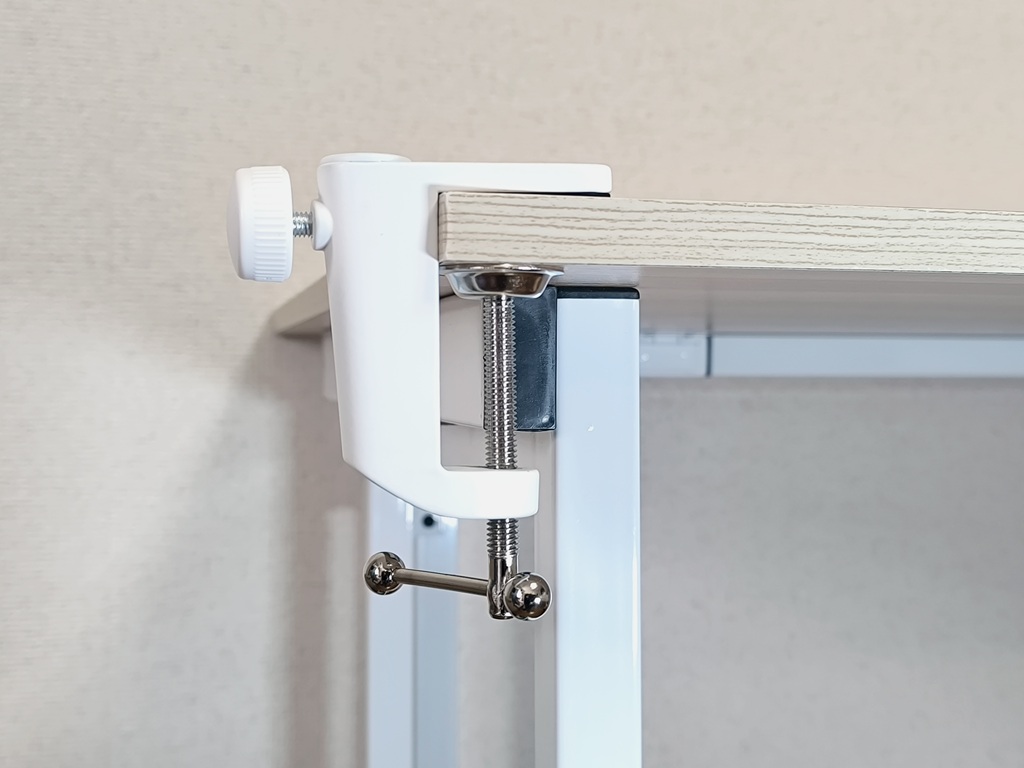 FIFINE マイクアーム BM38：デスククランプを固定