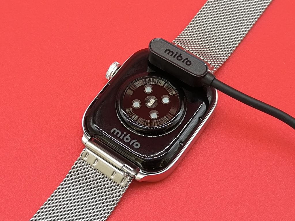Mibro Watch FIT スマートウォッチの背面にある金属ポートにマグネット充電ケーブルを接続