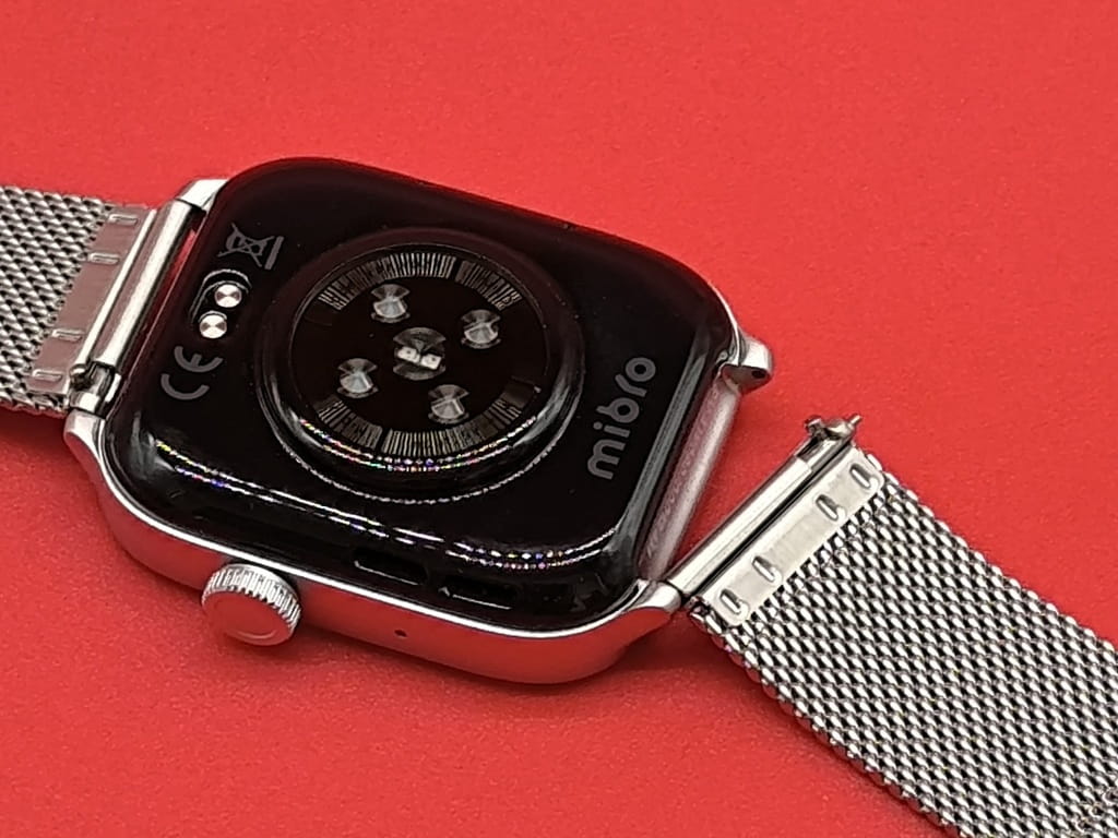 Mibro Watch FIT スマートウォッチ：本体の上部と下部には、バンドのバネ式ピンを通す穴が2つある