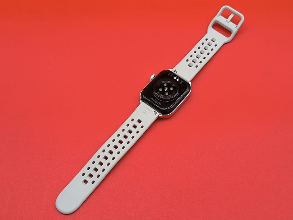 Mibro Watch FIT スマートウォッチ：ベルトの穴がたくさんあるので、長さ調整もバッチリ