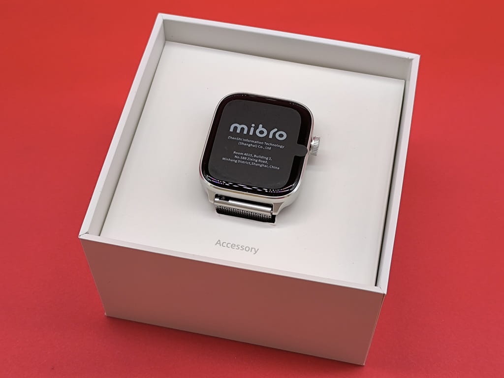 Mibro Watch FIT スマートウォッチ：ディスプレイには、mibroのロゴが入った保護フィルムが貼られている