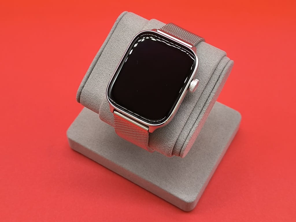 Mibro Watch FIT スマートウォッチ：保護フィルムを外して、時計スタンドに置く