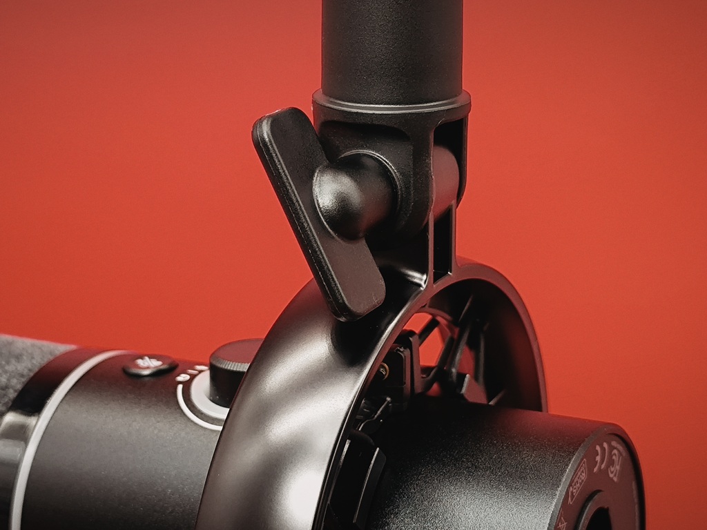 maono PD200W ハイブリッドダイナミックマイク：マイクの角度は好みに調整ができる