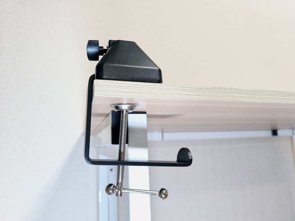 maono PD200W ハイブリッドダイナミックマイクをアームに固定：ベースをデスクに固定