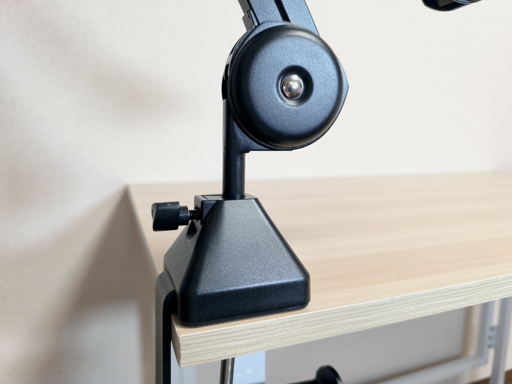 maono PD200W ハイブリッドダイナミックマイクをアームに固定：ブームアームをベースに差し込む