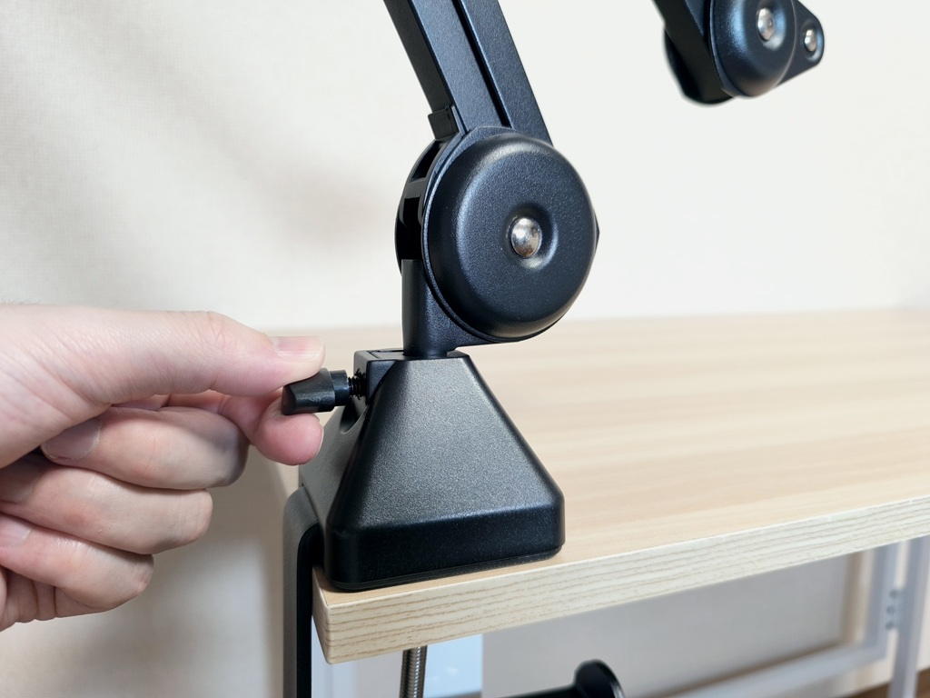 maono PD200W ハイブリッドダイナミックマイクをアームに固定：ツマミは好みで締め付ける