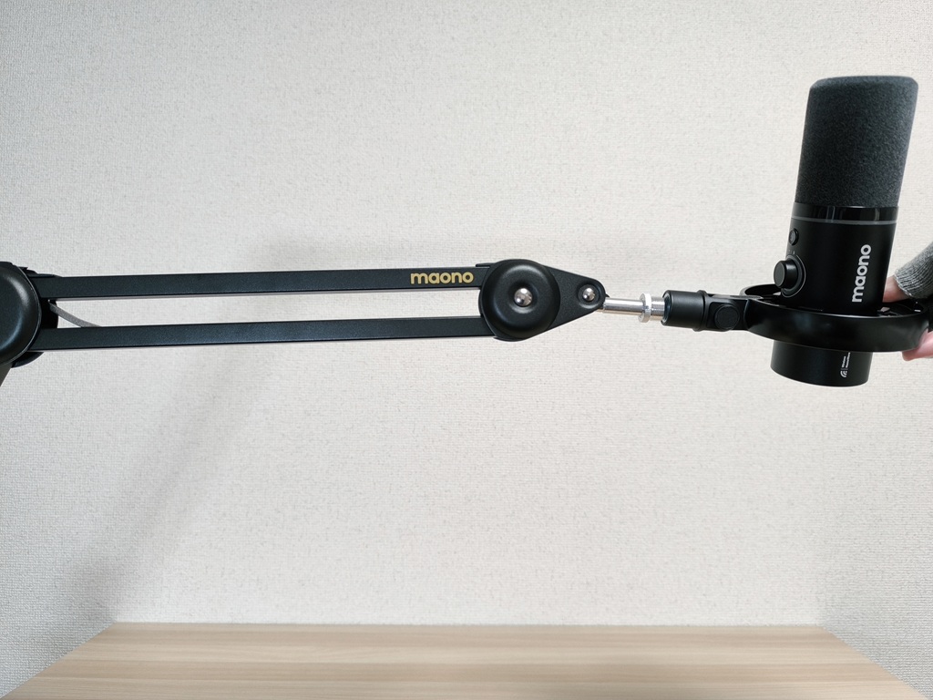 maono PD200W ハイブリッドダイナミックマイクをアームに固定：マイク本体を固定
