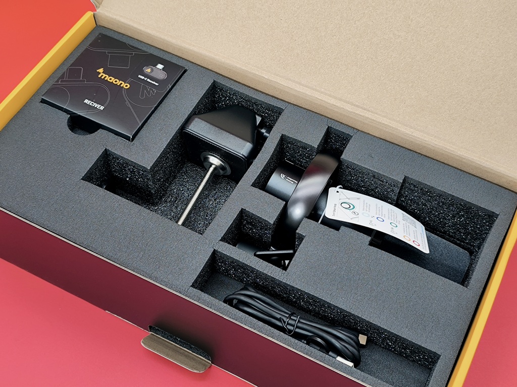 maono PD200W ハイブリッドダイナミックマイク：しっかりと緩衝材で守られている