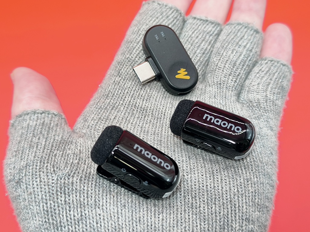 MAONO ワイヤレスマイク【T1 MINI】のマイク×2とレシーバーがこちら！