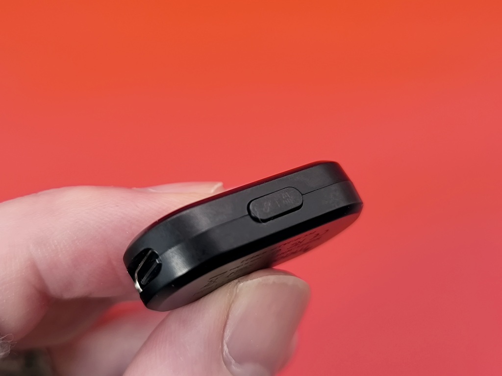 MAONO ワイヤレスマイク【T1 MINI】のレシーバーにもボタンがひとつ