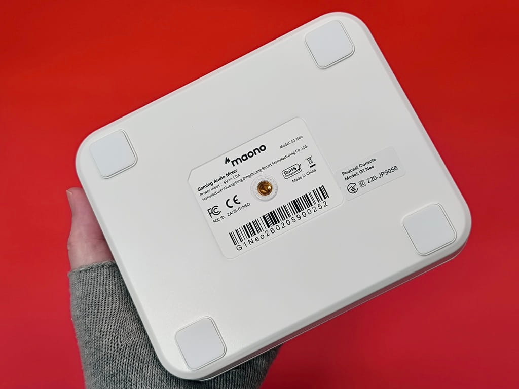 maono G1 NEO ゲーミングオーディオミキサー：裏面には4つのクッション素材