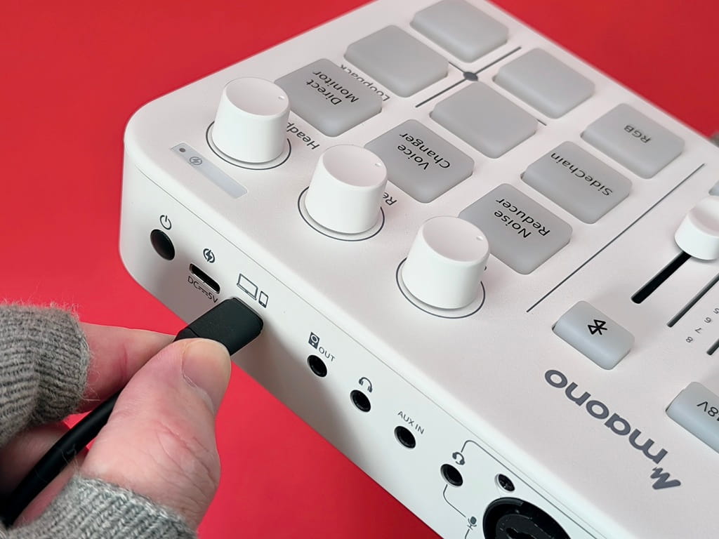 maono G1 NEO ゲーミングオーディオミキサー：付属のUSBケーブルを接続