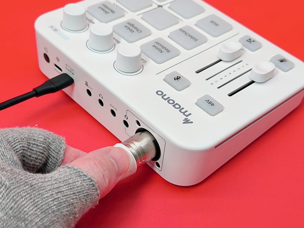 maono G1 NEO ゲーミングオーディオミキサー：XLRケーブルを接続