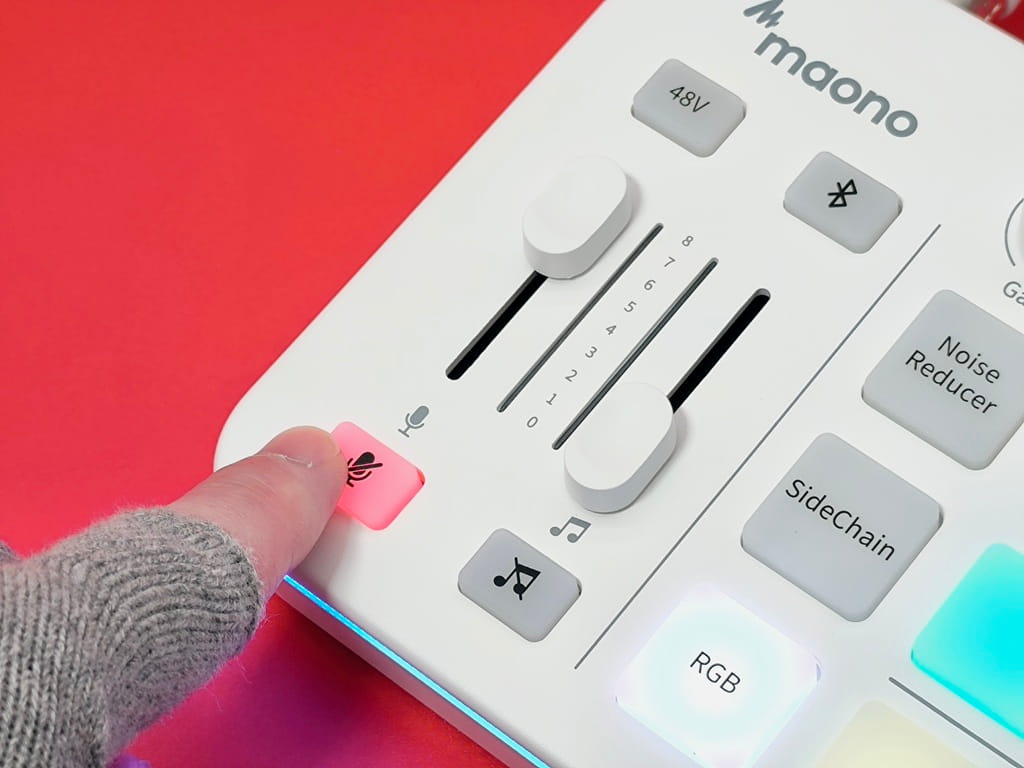 maono G1 NEO ゲーミングオーディオミキサー：フェーダーを一番下まで下げる、またはマイクのミュート機能をONにする
