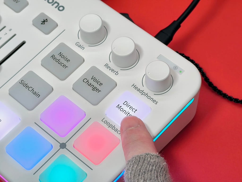 maono G1 NEO ゲーミングオーディオミキサー：接続したイヤホンで声の確認ができる