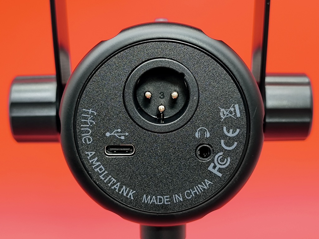 FIFINE Tank6 ダイナミックマイク：背面には接続端子が3つ！
