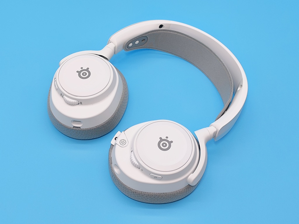 SteelSeries Arctis Nova7 Gen2 ワイヤレスゲーミングヘッドセット レビュー！本体は涼しげで優しいデザインが好印象