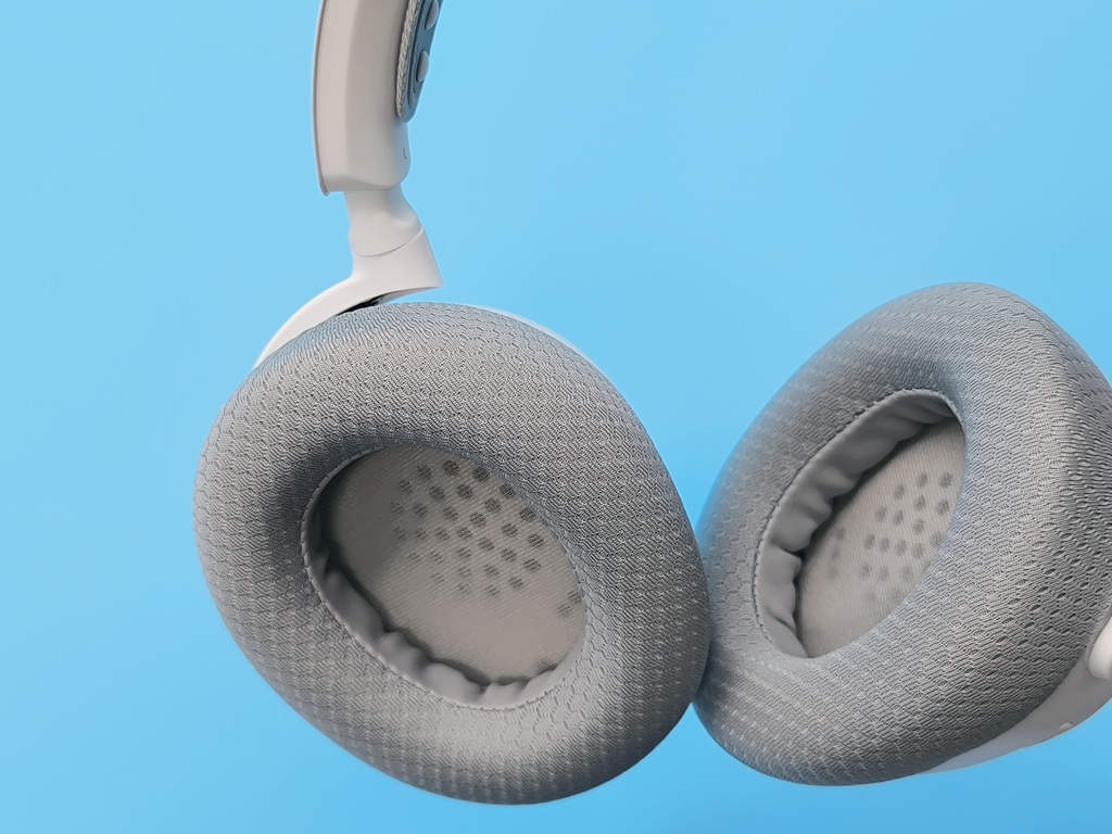 SteelSeries Arctis Nova7 Gen2 ワイヤレスゲーミングヘッドセット レビュー！首にかければ自然と胸元に収まるため便利