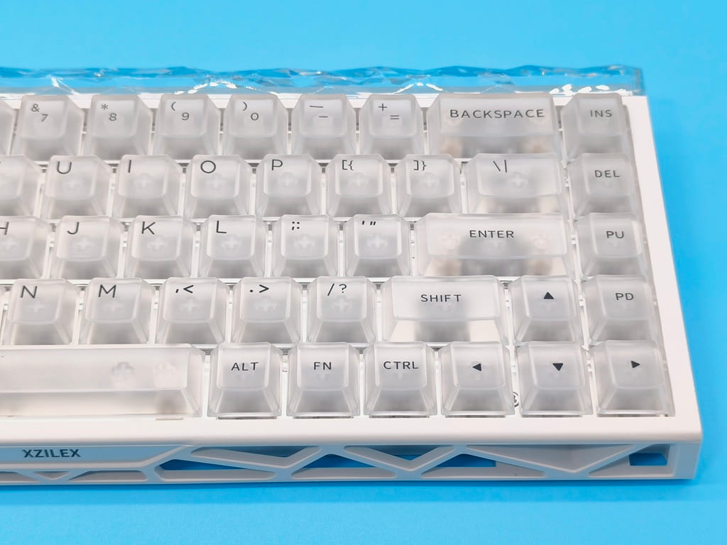XZILEX X68E ゲーミングキーボード レビュー:配列は一般的に使われているオーソドックスなタイプで矢印キーもある