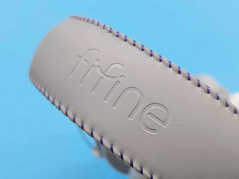FIFINE H19 開放型ゲーミングヘッドセット：上部には「fifine」の文字がある